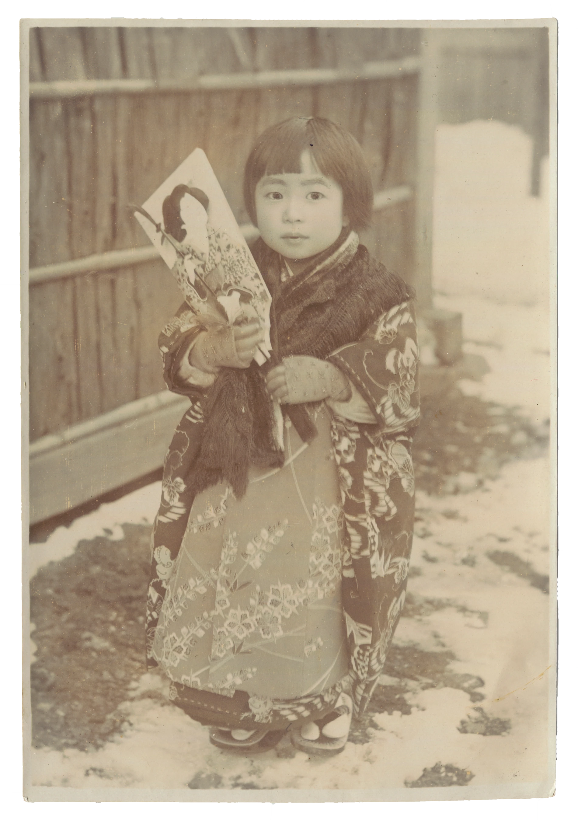 1910年代 幼年時期的木邑秀子(何秀子)，手上拿著正月吉祥擺飾「羽子板」。

藝術家家屬收藏